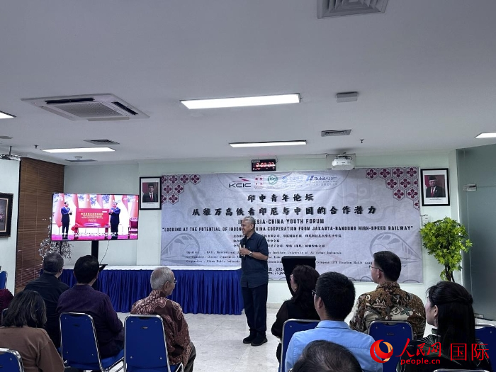 韓高路為與會嘉賓放映中印尼元首為雅萬高鐵正式開通運營揭幕的場景。人民網(wǎng)記者 曹師韻攝