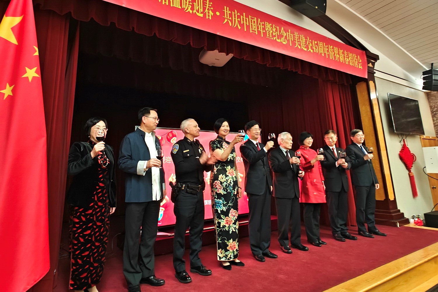 僑胞代表與駐舊金山總領館官員合影。主辦方供圖