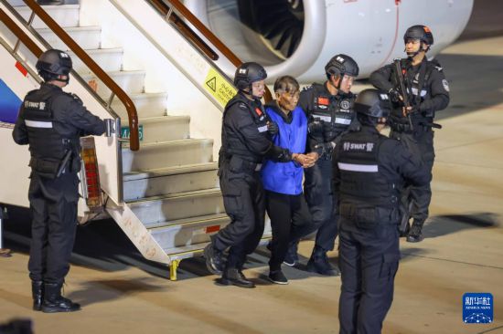 1月30日，在云南昆明長水機(jī)場，緬北重大犯罪嫌疑人白所成被我公安機(jī)關(guān)成功押解回國。新華社記者 殷剛 攝