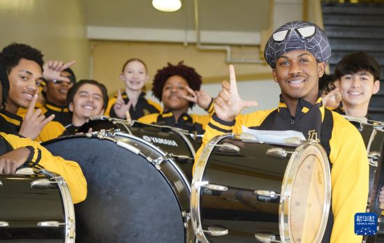 1月30日，在美國華盛頓州塔科馬市林肯中學(xué)，學(xué)校鼓樂隊準(zhǔn)備在美國中學(xué)生赴華交流歡送儀式上表演。新華社記者 吳曉凌 攝