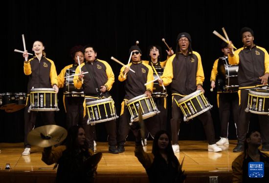 1月30日，在美國華盛頓州塔科馬市林肯中學(xué)，學(xué)校鼓樂隊在美國中學(xué)生赴華交流歡送儀式上表演。新華社記者 吳曉凌 攝