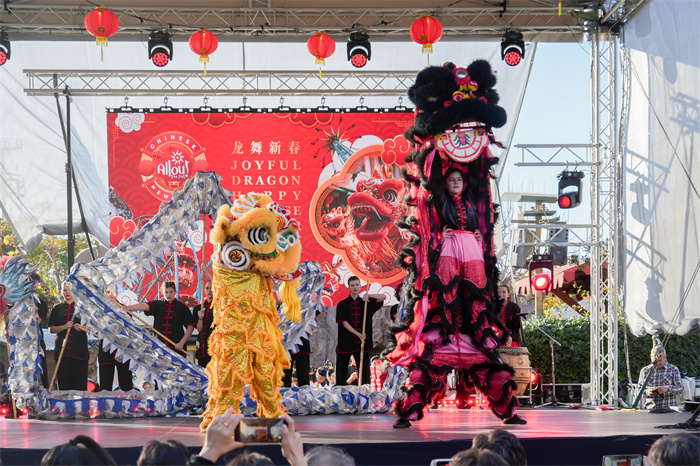 中國駐希臘大使館大使肖軍正與希方嘉賓為舞龍點睛。     希臘小朋友進行舞龍舞獅表演?！吨邢r報》供圖