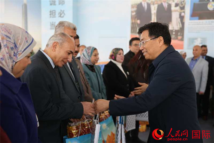 中建埃及分公司董事長(zhǎng)常偉才為埃及師生發(fā)放新年禮包。人民網(wǎng)記者 黃培昭攝