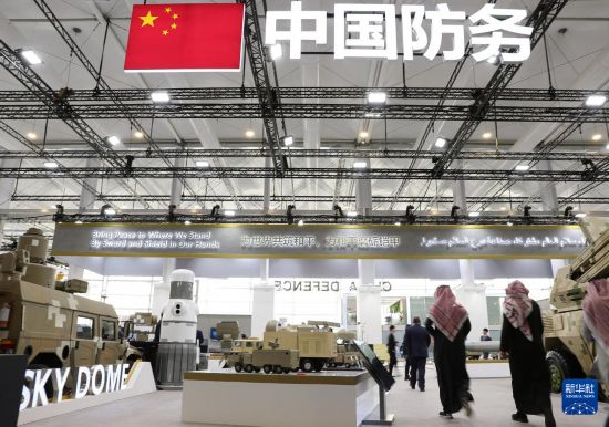 2月5日，在沙特阿拉伯利雅得，人們?cè)谥袊?guó)展區(qū)參觀。新華社記者 王東震 攝