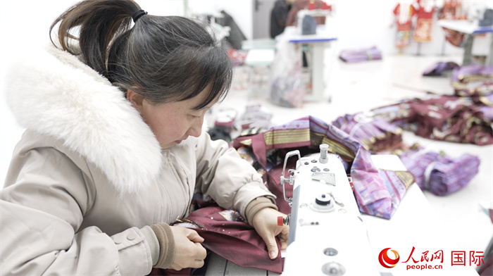 1月24日，在山東省菏澤市曹縣大集鎮(zhèn)云牧服飾有限公司，高燕正在縫制馬面裙。 人民網(wǎng)記者 袁蒙攝