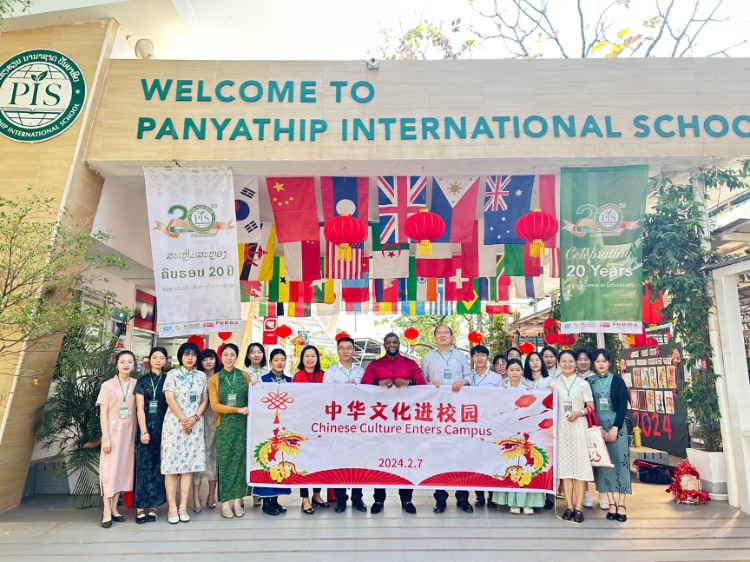 駐老撾使館政治處主任杜長青與白云碧國際學校校方、參會志愿者教師合影?；顒又鬓k方供圖