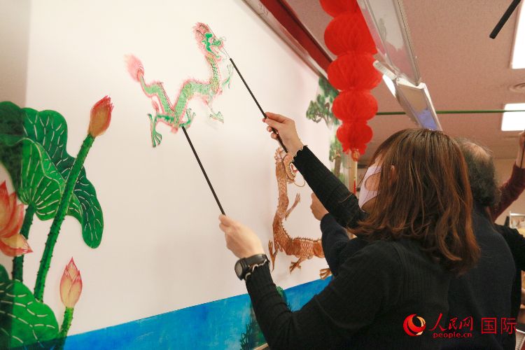 皮影戲表演。人民網(wǎng) 許可攝