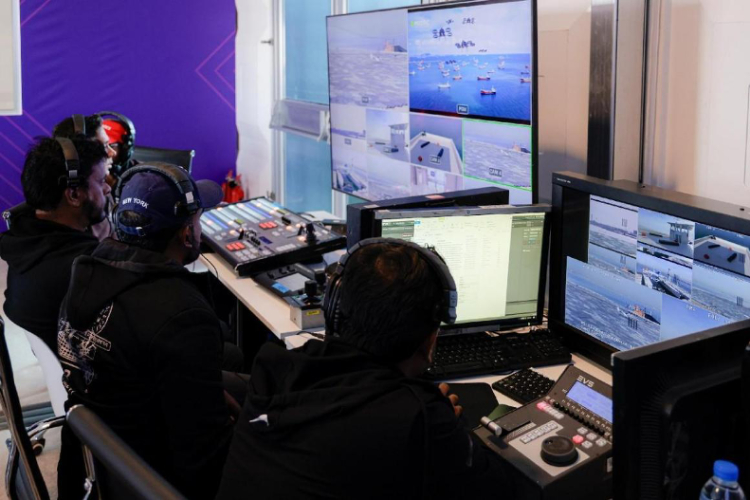 工作人員在監(jiān)控比賽。主辦方供圖