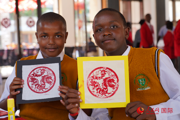 學生展示拓印作品。人民網記者 黃煒鑫攝