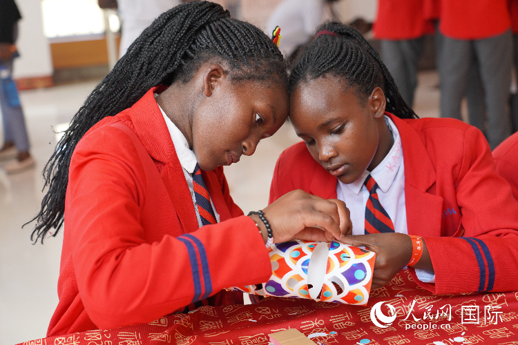 學生在手工制作紙龍。人民網記者 黃煒鑫攝