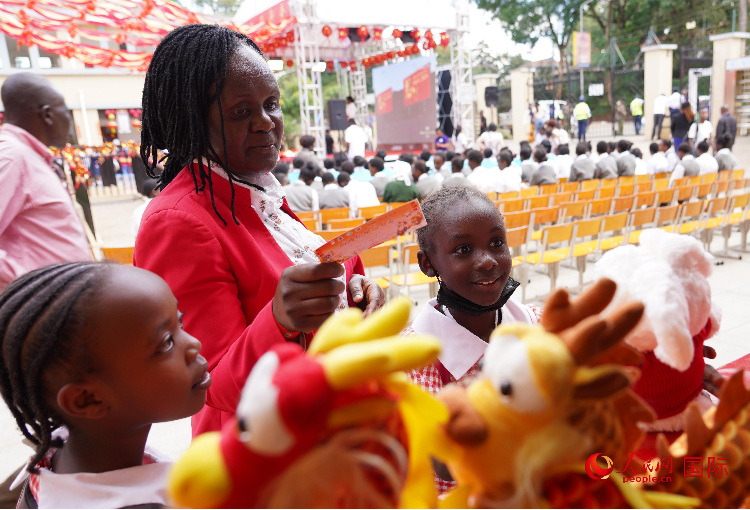 師生在逛春節(jié)集市。人民網記者 黃煒鑫攝