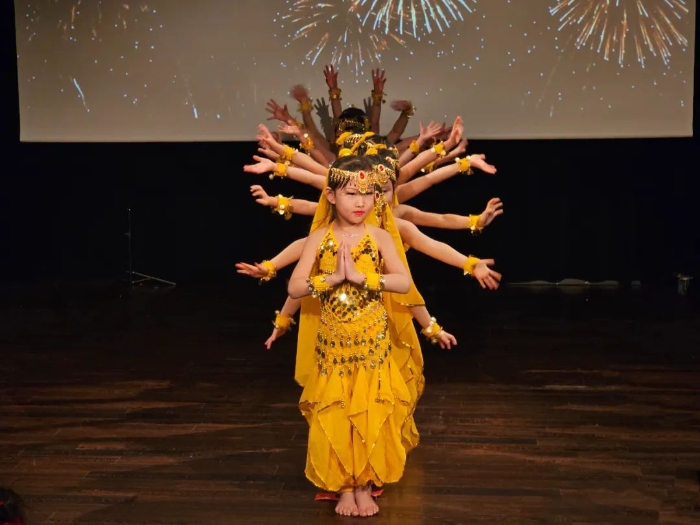 舞蹈《千手觀音》。中國(guó)駐瑞典大使館供圖。