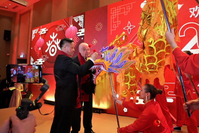 張漢暉（左）、施威特科（右）共同為彩龍點睛。于子恒攝