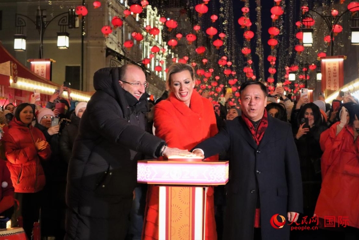 張漢暉、扎哈羅娃、科茲洛夫（從右至左）共同按下活動啟動按鈕。于子恒攝