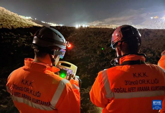 2月13日，救援人員在土耳其東部埃爾津詹省伊利奇區(qū)礦難現(xiàn)場工作。新華社發(fā)（穆斯塔法·卡亞攝）