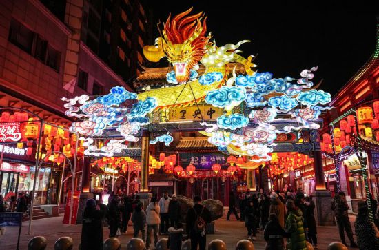 2月11日，游客在沈陽(yáng)中街游覽。春節(jié)期間，各地?zé)艋痂?、火樹銀花，呈現(xiàn)出一幕幕流光溢彩的視覺盛宴。（新華社記者潘昱龍攝）