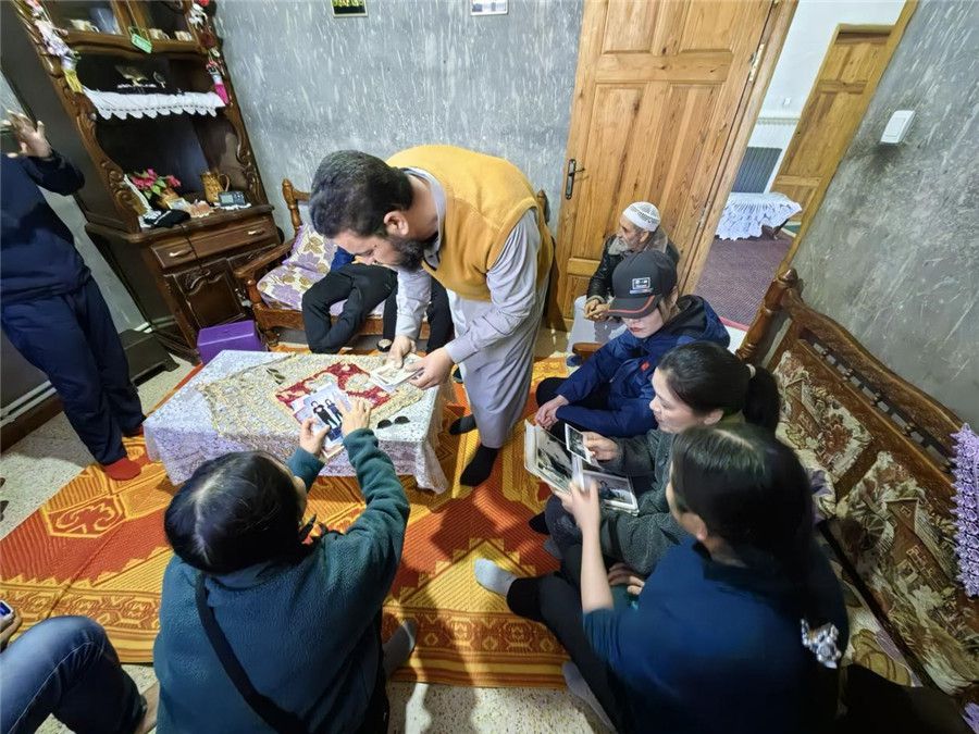 穆罕默德醫(yī)生講述與中國醫(yī)生結緣的老照片。中國第28批援阿爾及利亞醫(yī)療隊塞地夫分隊供圖