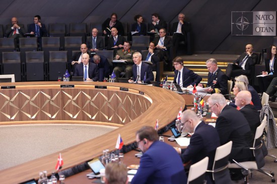 這是2月15日在比利時(shí)布魯塞爾拍攝的北約防長會現(xiàn)場。為期一天的北約成員國國防部長會議15日在比利時(shí)首都布魯塞爾結(jié)束。會議就加強(qiáng)北約的威懾和防御以及對烏克蘭的支持等問題展開討論。新華社記者趙丁喆攝