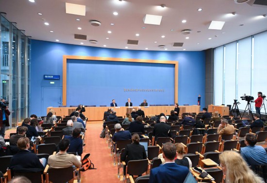 這是2月12日在德國(guó)柏林拍攝的《2024年慕尼黑安全報(bào)告》發(fā)布現(xiàn)場(chǎng)。新華社記者 任鵬飛 攝