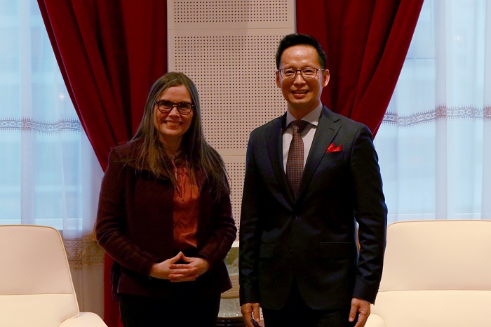 冰島總理雅各布斯多蒂爾（右一）與中國駐冰島大使何儒龍合影。中國駐冰島大使館供圖