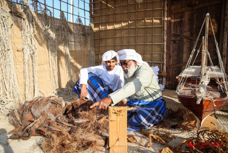 手工藝者展示如何用棕櫚葉制作繩子。人民網 塔里克·易卜拉欣攝