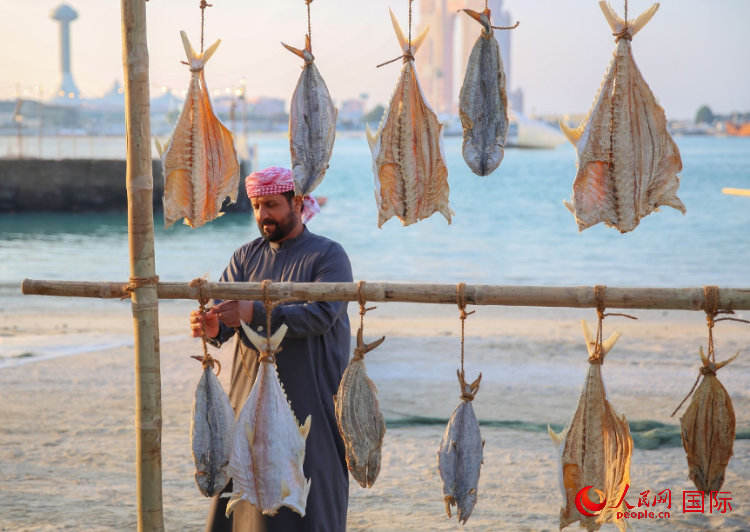    手工藝者展示如何晾曬魚干。人民網 塔里克·易卜拉欣攝