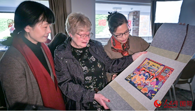 贈(zèng)送舟山漁民畫。人民網(wǎng) 郭錦標(biāo)攝