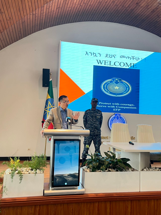 圖為駐埃塞使館首席館員申欽民公參致辭。亞的斯亞貝巴大學(xué)孔子學(xué)院供圖