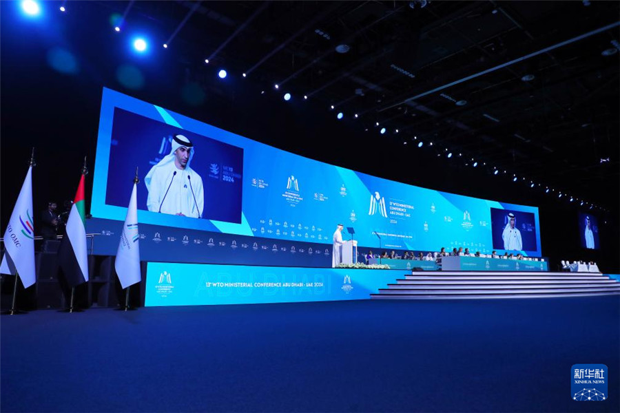 2月26日，在阿聯(lián)酋首都阿布扎比，阿聯(lián)酋外貿(mào)國務部長、世貿(mào)組織第13屆部長級會議主席薩尼·澤尤迪在世界貿(mào)易組織第13屆部長級會議開幕式上致辭。新華社發(fā)（世界貿(mào)易組織供圖）