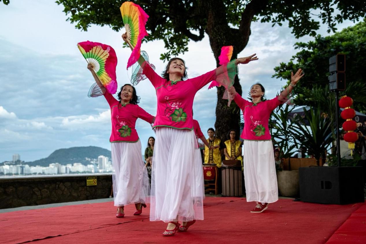 當(dāng)?shù)貢r(shí)間2月24日晚，2024年元宵節(jié)慶?；顒?dòng)在巴西里約熱內(nèi)盧市科帕卡巴納要塞舉辦。巴西山河文化促進(jìn)中心供圖