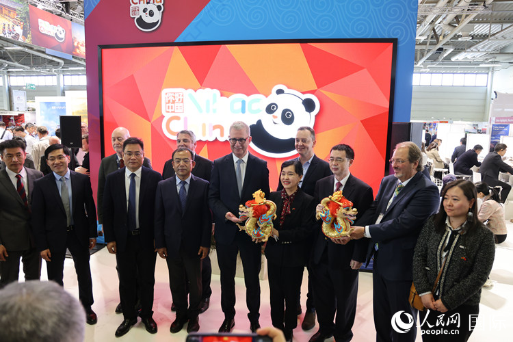 參加中國(guó)館開(kāi)幕式的嘉賓們?cè)凇澳愫?中國(guó)” 展臺(tái)前合影留念。