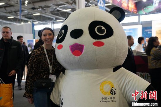 3月5日，2024年柏林國際旅游交易會(ITB)在柏林會展中心拉開帷幕。以“你好！中國”為主題的中國展區(qū)當(dāng)日亮相展會。圖為觀眾與大熊貓人偶合影。中新社記者 馬秀秀 攝