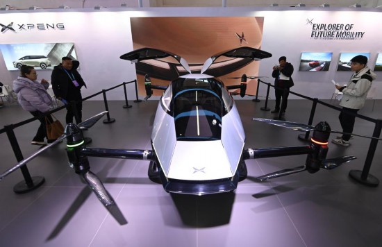 2023年12月1日，在鏈博會智能汽車鏈展區(qū)小鵬汽車展臺，參觀者觀看一臺智能飛行器。新華社記者蔡湘鑫攝