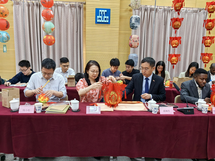 燈籠文化交流活動現(xiàn)場。中建國際中西非公司供圖