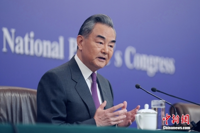 3月7日，十四屆全國人大二次會(huì)議在北京舉行記者會(huì)，中共中央政治局委員、外交部長王毅就中國外交政策和對外關(guān)系相關(guān)問題回答中外記者提問。<a target='_blank' href='/'><p  align=