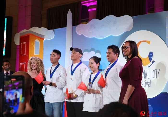 中國(guó)駐美國(guó)大使館的4名廚師榮獲專業(yè)評(píng)審亞軍。人民網(wǎng)記者 李志偉攝