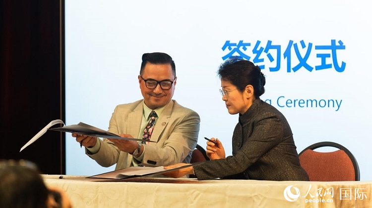 山東省圖書館與舊金山公共圖書館簽署合作協(xié)議。