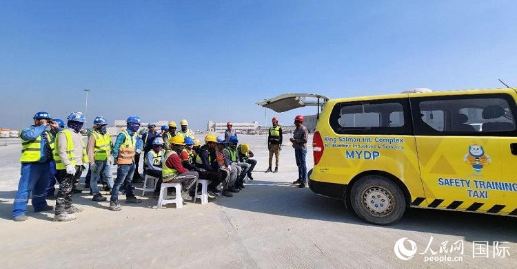 安全宣講出租車在現(xiàn)場(chǎng)播放安全視頻。人民網(wǎng)記者 管克江攝