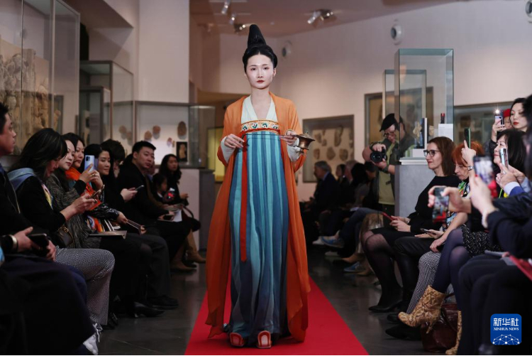 3月13日，在位于法國巴黎的吉美國立亞洲藝術(shù)博物館，模特展示敦煌復(fù)原服飾。新華社記者 高靜 攝