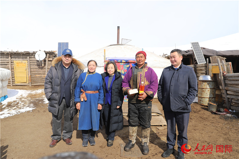 5.3月18日，沈大使與牧民及縣領(lǐng)導(dǎo)合影。人民網(wǎng)記者 霍文攝