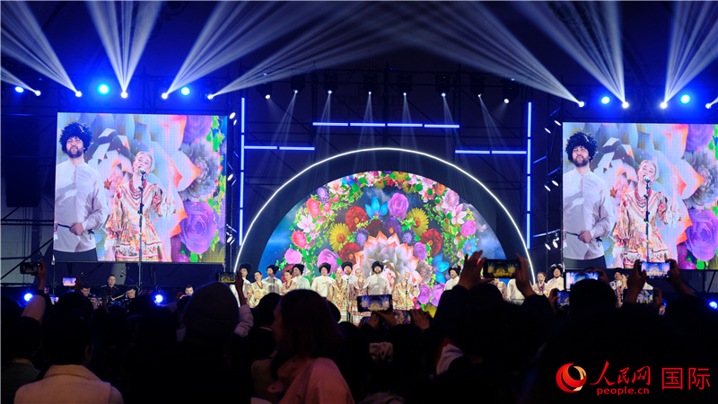 中俄觀眾欣賞俄羅斯傳統(tǒng)歌舞表演。人民網(wǎng) 褚夢琦攝