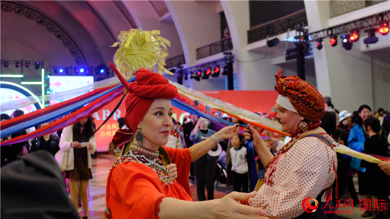 中俄觀眾在現(xiàn)場參與俄羅斯民俗互動游戲。人民網(wǎng) 褚夢琦攝