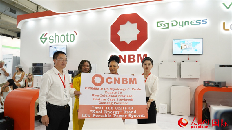 18日下午，中國建材國際南非公司向夸祖魯納塔爾省、東開普省及豪登省三省的社區(qū)捐贈100臺KOOL ENERGY移動電源設(shè)備(UPS)。人民網(wǎng) 劉暢攝