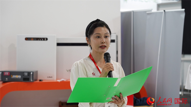 中建材海外經(jīng)濟(jì)合作有限公司總經(jīng)理姜婓致辭。人民網(wǎng) 劉暢攝