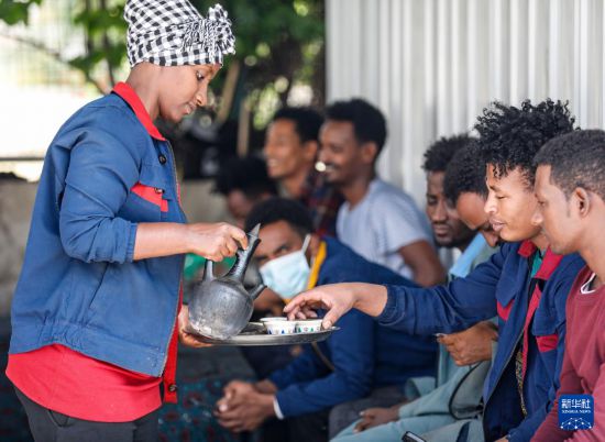 2024年2月16日，在埃塞俄比亞杜凱姆市的東方工業(yè)園，工人在工作間隙休息。 新華社記者 李亞輝 攝