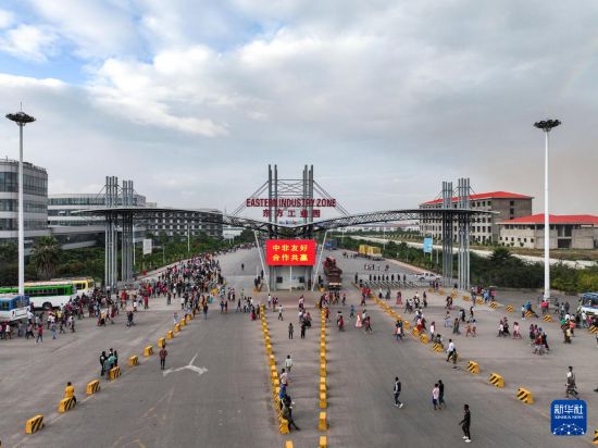 這是2023年11月3日在埃塞俄比亞杜凱姆市拍攝的東方工業(yè)園大門（無人機(jī)照片）。 新華社發(fā)（東方工業(yè)園供圖）