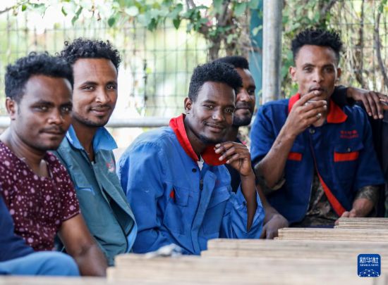 2024年2月16日，在埃塞俄比亞杜凱姆市的東方工業(yè)園，工人在工作間隙休息。 新華社記者 李亞輝 攝