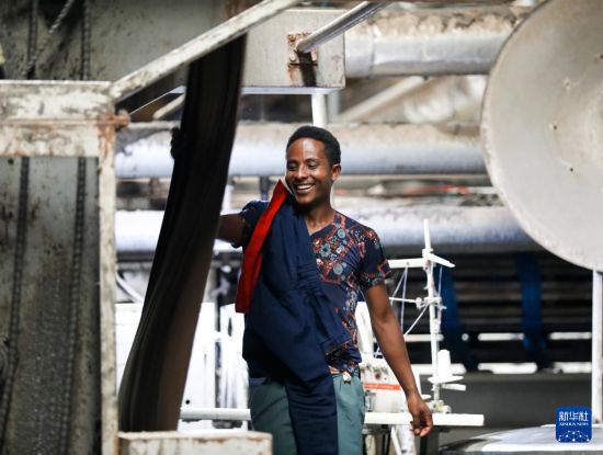 2024年2月16日，在埃塞俄比亞杜凱姆市的東方工業(yè)園，工人在東方紡織印染有限公司的車間內(nèi)工作。 新華社記者 李亞輝 攝