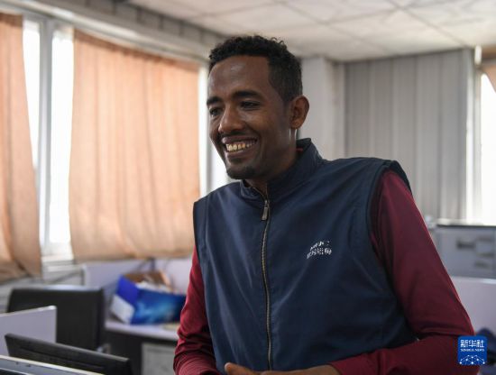 2024年2月16日，在埃塞俄比亞杜凱姆市的東方工業(yè)園，東方紡織印染有限公司經(jīng)理格圖·克貝貝接受新華社記者采訪。 新華社記者 李亞輝 攝