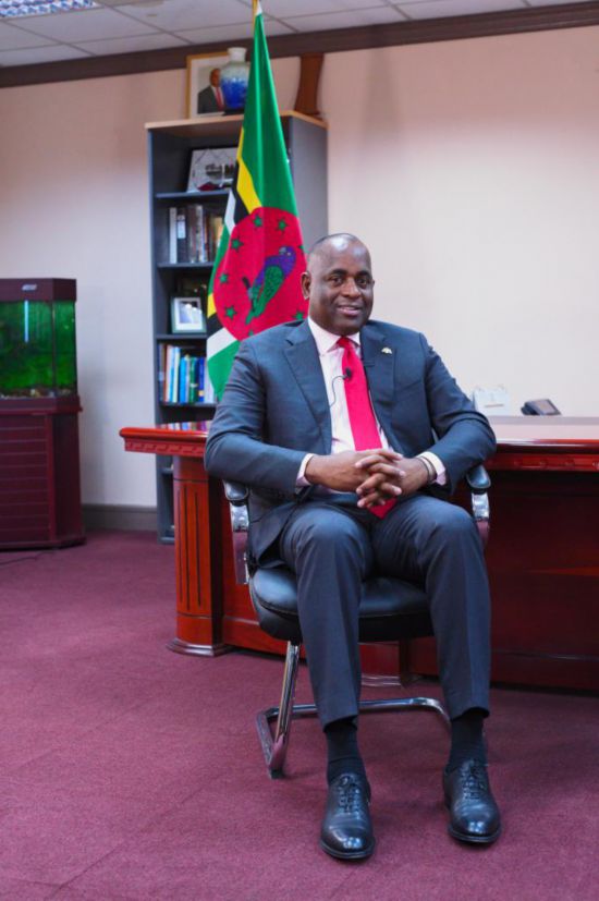 3月4日，多米尼克總理斯凱里特在首都羅索的總理辦公室接受新華社記者獨家專訪。新華社記者 趙凱 攝